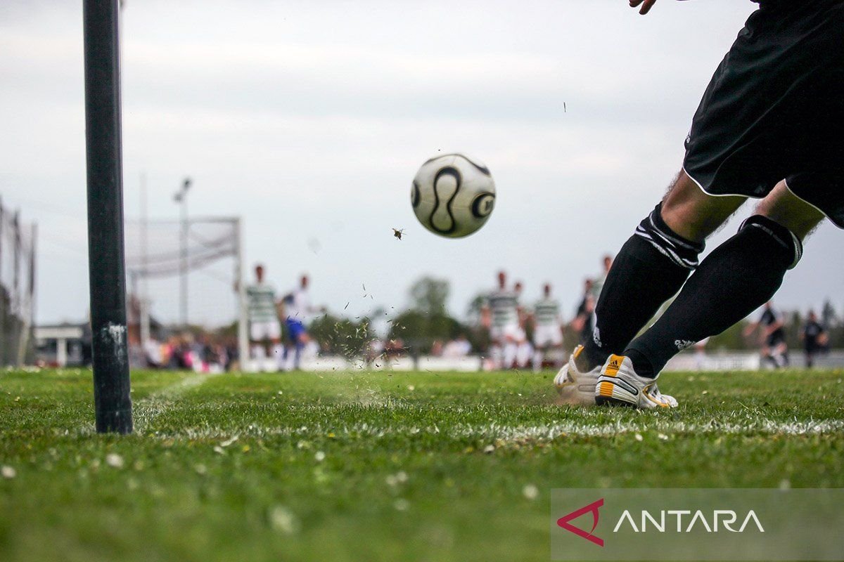 Berikut beberapa alternatif judul untuk "Adrian Wibowo Jalani Debut Bersama LA FC":

1. "Debut Gemilang Adrian Wibowo di LA FC"
2. "Adrian Wibowo Memulai Perjalanan Bersama LA FC"
3. "LA FC: Debut Pertama Adrian Wibowo di Liga"
4. "Momen Bersejarah: Adrian Wibowo Debut di LA FC"
5. "Adrian Wibowo Memperkuat LA FC: Awal yang Baru"
6. "Perkenalan Pertama: Adrian Wibowo Bersama LA FC"
7. "LA FC Sambut Adrian Wibowo dalam Debutnya"

Silakan pilih atau modifikasi sesuai kebutuhan!