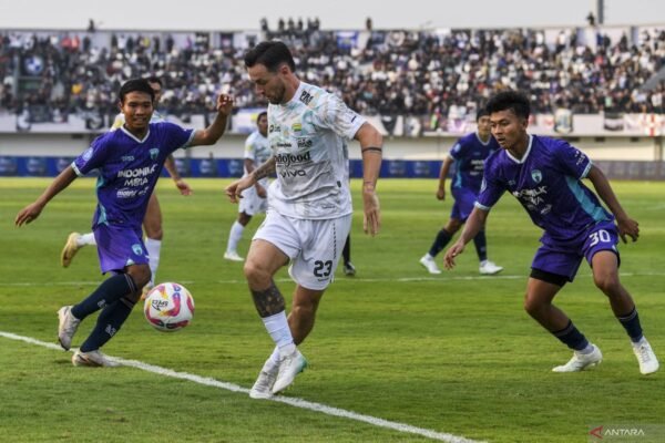 Berikut adalah beberapa alternatif judul untuk "Lefundes nilai Persita Tangerang layak raih kemenangan kontra Persib":

1. "Lefundes: Persita Tangerang Berhak Menang atas Persib"
2. "Analisis Lefundes: Persita Tangerang Layak Dapatkan Poin Penuh dari Persib"
3. "Lefundes: Kemenangan Persita Tangerang atas Persib Sangat Sulit Dibesarkan"
4. "Persita Tangerang Dinilai Layak Menang oleh Lefundes dalam Pertandingan Melawan Persib"
5. "Lefundes: Keberhasilan Persita Tangerang Atasi Persib Patut Diacungi Jempol" 

Semoga salah satu dari judul tersebut cocok dengan yang Anda cari!