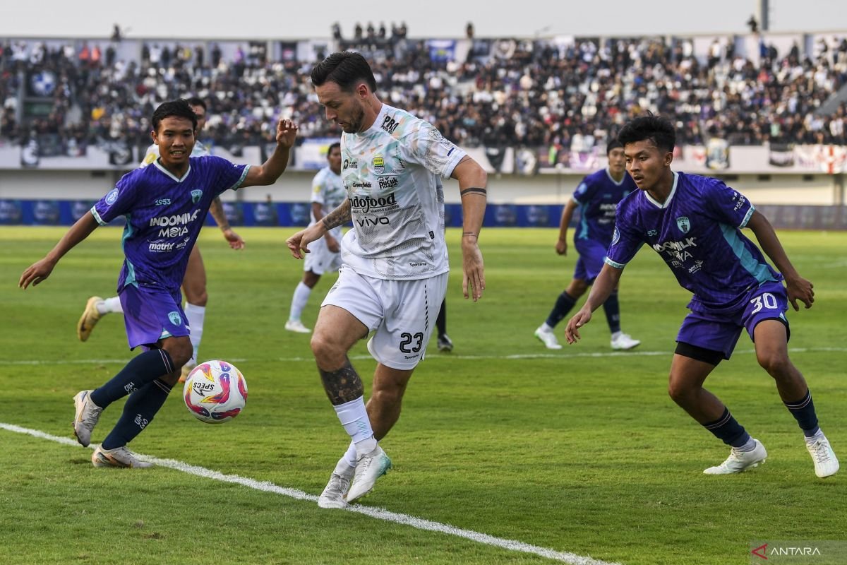 Berikut adalah beberapa alternatif judul untuk "Lefundes nilai Persita Tangerang layak raih kemenangan kontra Persib":

1. "Lefundes: Persita Tangerang Berhak Menang atas Persib"
2. "Analisis Lefundes: Persita Tangerang Layak Dapatkan Poin Penuh dari Persib"
3. "Lefundes: Kemenangan Persita Tangerang atas Persib Sangat Sulit Dibesarkan"
4. "Persita Tangerang Dinilai Layak Menang oleh Lefundes dalam Pertandingan Melawan Persib"
5. "Lefundes: Keberhasilan Persita Tangerang Atasi Persib Patut Diacungi Jempol" 

Semoga salah satu dari judul tersebut cocok dengan yang Anda cari!