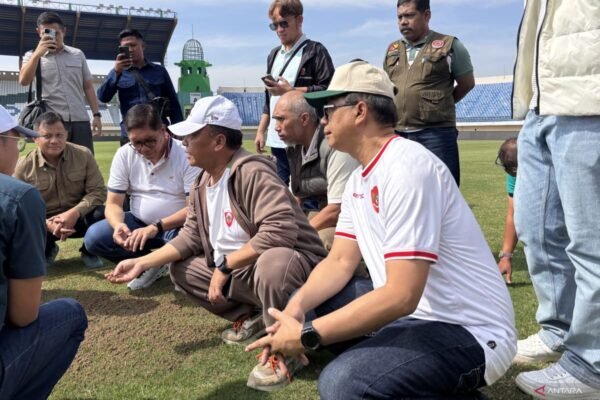Berikut beberapa alternatif judul untuk "OC Piala Presiden Tinjau Kesiapan Stadion Si Jalak Harupat Bandung":

1. "OC Piala Presiden Evaluasi Persiapan Stadion Si Jalak Harupat Bandung"
2. "Tim OC Piala Presiden Menilai Kesiapan Stadion Si Jalak Harupat di Bandung"
3. "Pemeriksaan Kesiapan Stadion Si Jalak Harupat oleh OC Piala Presiden"
4. "OC Piala Presiden Memastikan Stadion Si Jalak Harupat Siap untuk Pertandingan"
5. "Stadion Si Jalak Harupat Bandung: Tinjauan Kesiapan oleh OC Piala Presiden"
6. "OC Piala Presiden Lakukan Inspeksi Kesiapan Stadion Si Jalak Harupat"
7. "Persiapan Stadion Si Jalak Harupat Bandung Diperiksa oleh OC Piala Presiden"

Silakan pilih atau sesuaikan sesuai kebutuhan!